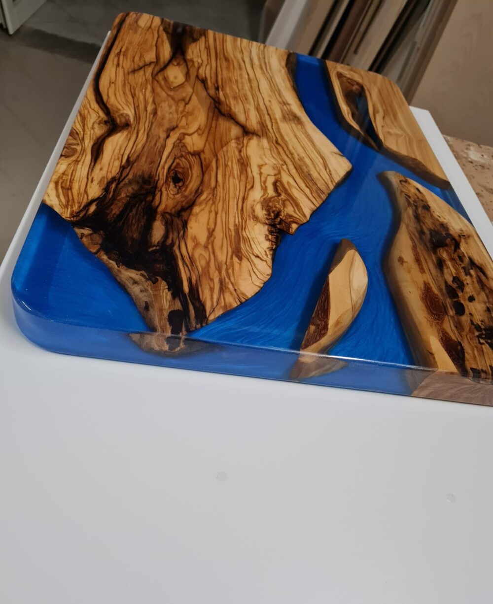 Tavolo in legno d'ulivo e resina epossidica blu, piano su misura